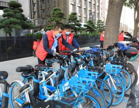 开运集团有限公司集团和广武门后街社区开展“整治共享单车乱停乱放”志愿服务活动